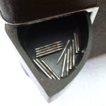 20 -карман для запасных иголок; иголки можно заточить на бруске или напильником - аккуратно